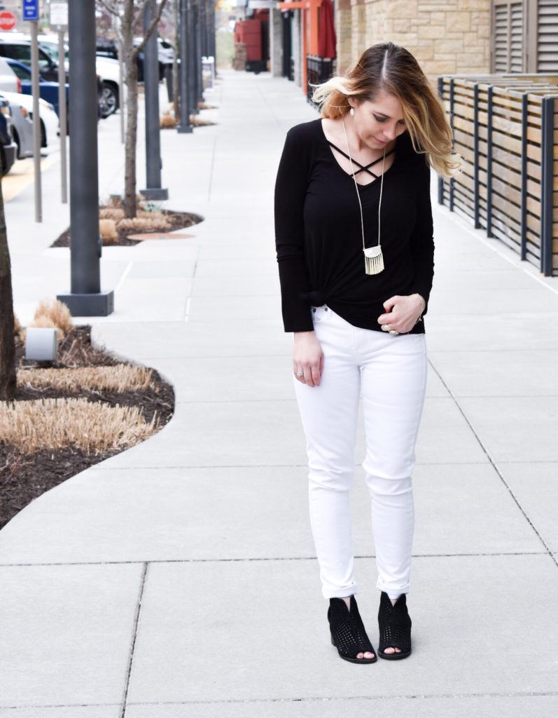 Monochrome Kendra Scott Jewelry Look [Knotted Top + White Pants ...