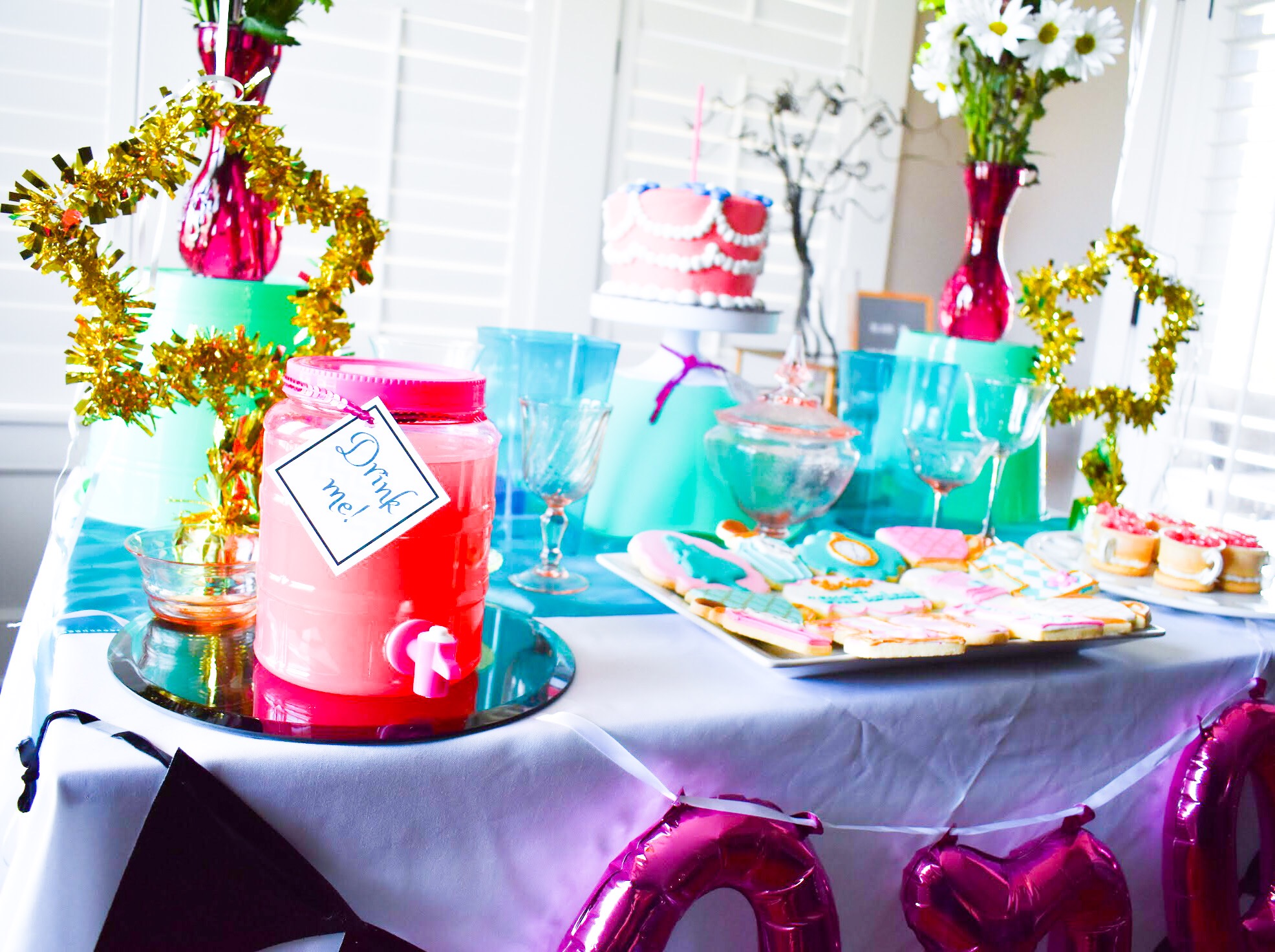 https://www.covetbytricia.com/wp-content/uploads/2018/07/Alice-in-ONEderland-Birthday-Party-Table-Decor.jpeg